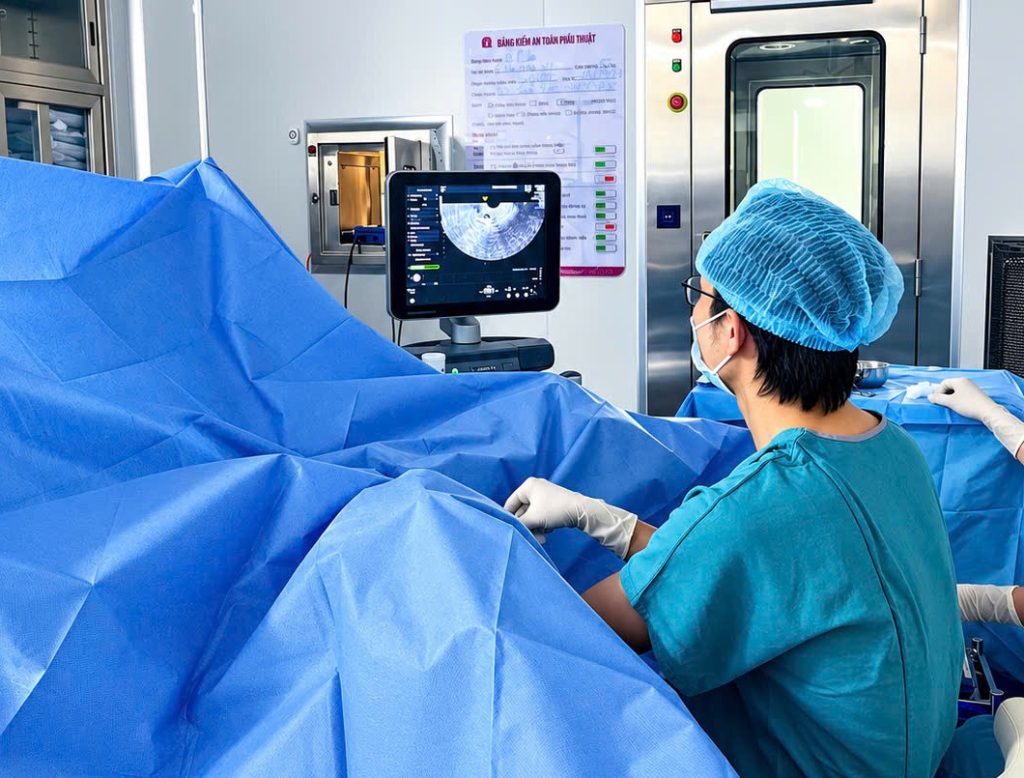 Chọc hút trứng OPU trong quá trình IVF do ThS.BS. Nguyễn Thanh Hưng thực hiện